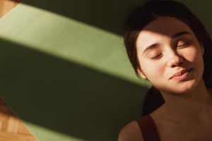 Mujer acostada con el sol posándose en la cara feliz