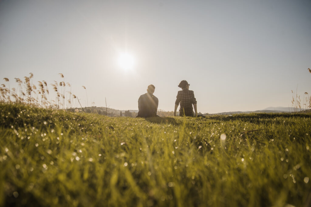 vista trasera de pareja joven disfrutando de la naturaleza